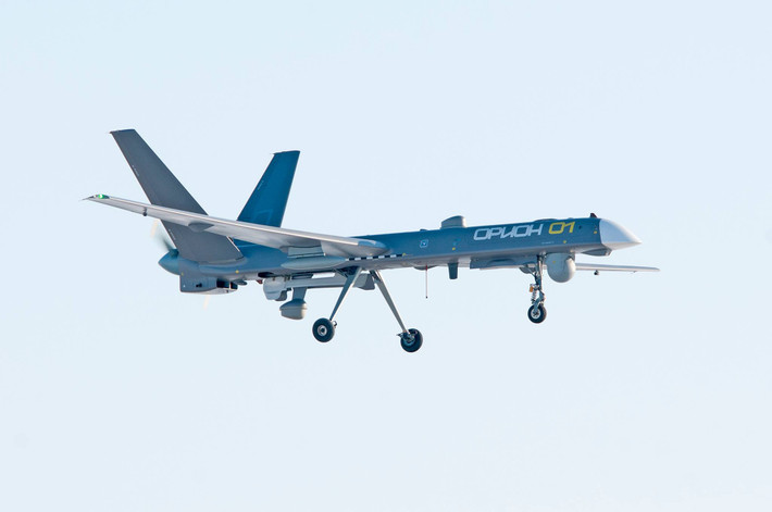 Tuy nhiên ngay từ khi ra đời, UAV Orion của Nga đã có khả năng mang theo trang thiết bị gắn ngoài trọng lượng tối đa 200 kg. Nguồn ảnh: BMPD.