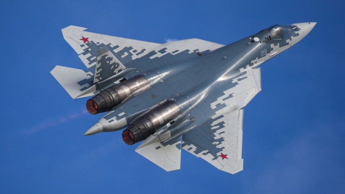 Theo các chuyên gia, tiêm kích thế hệ năm Su-57 nếu muốn hoạt động được trên tàu sân bay sẽ cần cải biên một vài chi tiết, đầu tiên là cần chỉnh sửa lại càng đáp của máy bay. Nguồn ảnh: BMDP.