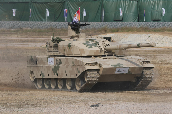 Tuy nhiên do là xe tăng hạng nhẹ, Type 15 của Trung Quốc sẽ thua kém hơn T-90 về mặt hỏa lực khi nó chỉ được trang bị pháo nòng xoáy 105mm, giáp bảo vệ cũng kém hơn nhiều so với xe tăng chủ lực T-90. Nguồn ảnh: Sohui.