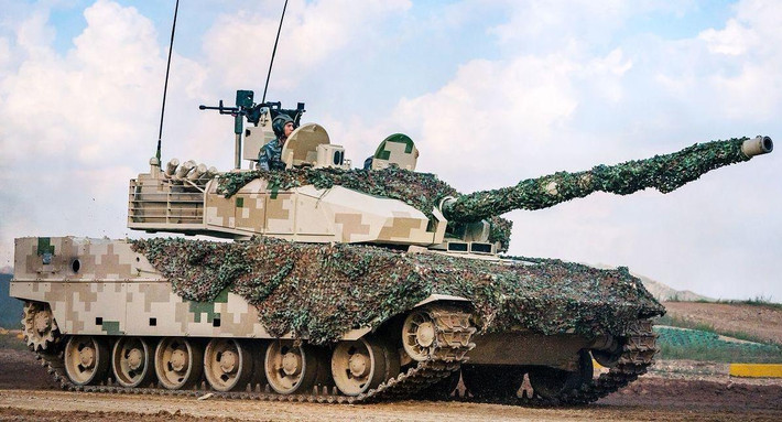 Kích thước của xe tăng Type 15 cũng nhỏ hơn T-90 khi nó chỉ dài 9,2 mét và rộng 3,3 mét. Dòng xe tăng chủ lực của Nga có chiều dài tới 9,63 mét và rộng tới 3,78 mét khiến nó khó xoay sở hơn trong không gian chật hẹp. Nguồn ảnh: Sohui.