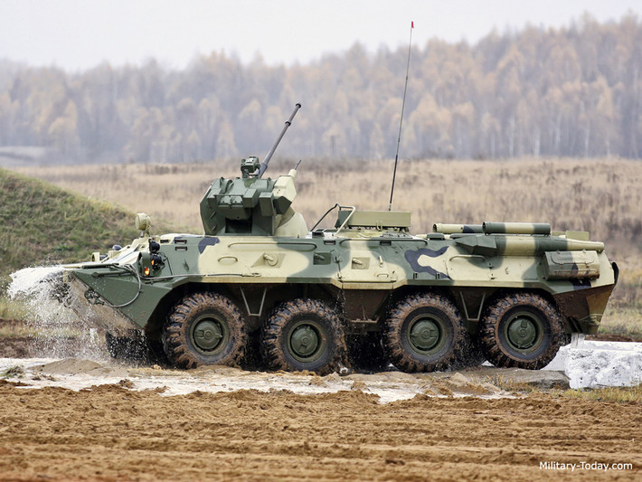 Trong đó, ba phiên bản BTR-82 dành cho quân đội bao gồm BTR-82A, BTR-82AM và BTR-87. Phiên bản BTR-87 có thiết kế rất đặc biệt với động cơ được đặt ở phía trước bên phụ, cho phép binh lính có thể rời xe qua cửa đuôi và nóc. Nguồn ảnh: BMDP.
