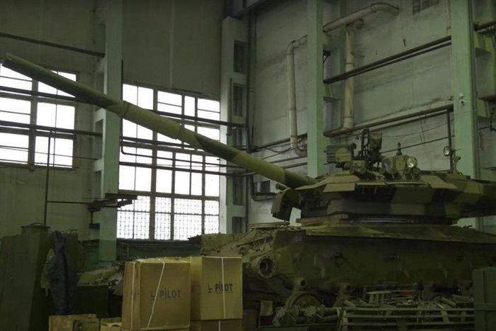 Xe tăng T-64 Krab là sự cộng sinh giữa T-64BM Bulat, T-64 model 2017 và T-84. Việc hiện đại hóa được thực hiện bởi Phòng thiết kế chế tạo máy Kharkiv Morozov (KMDB).