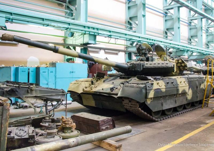 Tăng cường sức mạnh hỏa lực của T-64 Krab sẽ đạt được bằng cách lắp đặt hệ thống điều khiển bắn mới, hệ thống ngắm bắn với kênh ảnh nhiệt, cũng như tích hợp tên lửa Combat có độ chính xác cao.