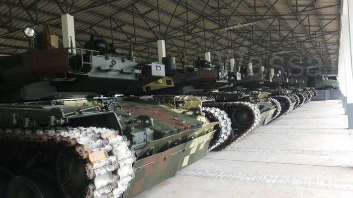 Do đó tại Kharkov, họ đã quyết định lắp đặt các yếu tố bảo vệ động lực trong các thùng chứa tiêu chuẩn, vốn đã được sử dụng trên T-64 phiên bản 2017 và xe tăng chủ lực T-80BV. So với hệ thống bảo vệ tích hợp của Bulat, chúng nhẹ hơn nhiều và không gây quá tải cho xe tăng.