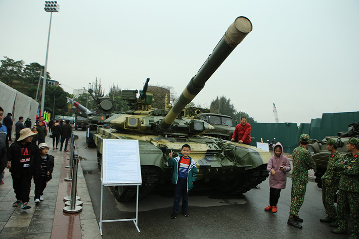 Cỡ nòng 125mm cho phép xe tăng T-90S/SK của Việt Nam có hỏa lực mạnh hơn so với xe tăng của NATO. Đây cũng là cỡ nòng tiêu chuẩn trên mọi loại xe tăng chủ lực của Nga hiện nay. Nguồn ảnh: Pinterest.