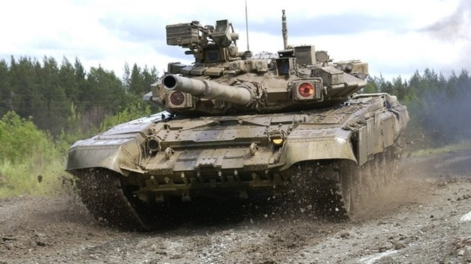Khẩu pháo chính được sử dụng trên các mẫu xe tăng T-90 hiện nay là pháo nòng trơn 2A46M. Đây là phiên bản cải tiến từ pháo nòng trơn 2A45 do Liên Xô phát triển trong quá khứ. Nguồn ảnh: Pinterest.