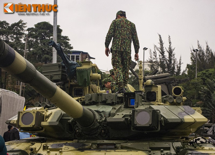 Cụ thể, cỡ nòng của xe tăng T-90S/SK mà Quân đội Việt Nam đang sử dụng lên tới 125mm - lớn hơn 5mm so với cỡ nòng tiêu chuẩn trên các loại xe tăng chủ lực được NATO và Mỹ sản xuất hiện nay.