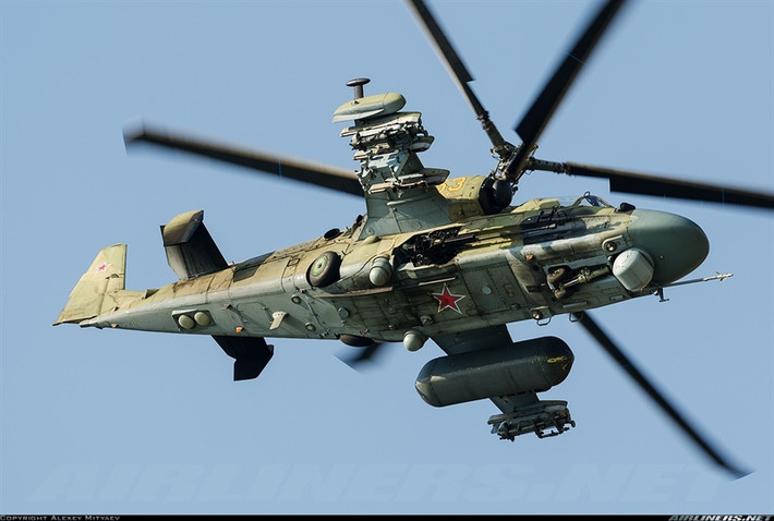 Ka-52 có thể bay với tốc độ tối đa 300km/h, trần bay tới 5.500m, tầm bay đến 1110 km. Trực thăng tấn công Nga được trang bị một số loại tên lửa chống tăng có điều khiển, tên lửa không đối không, rocket tấn công mặt đất 80 mm và pháo tự động tốc độ cao 30 mm.
