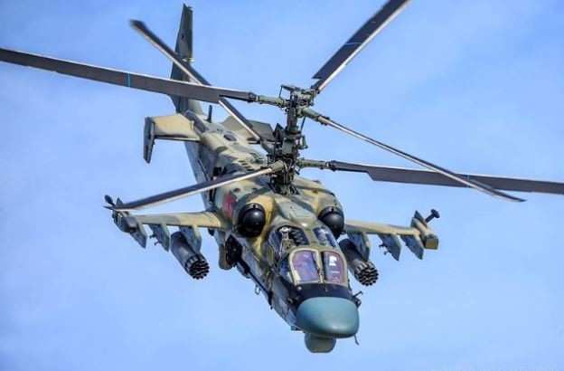 Đặc biệt, Ka-52 có thể trở thành sát thủ diệt hạm khi chúng được trang bị tên lửa Kh-35 Uran. Phát triển sau Apache, trực thăng Ka-52 có những tính năng kỹ chiến thuật tốt hơn Apache hoặc các máy bay trực thăng tấn công khác.