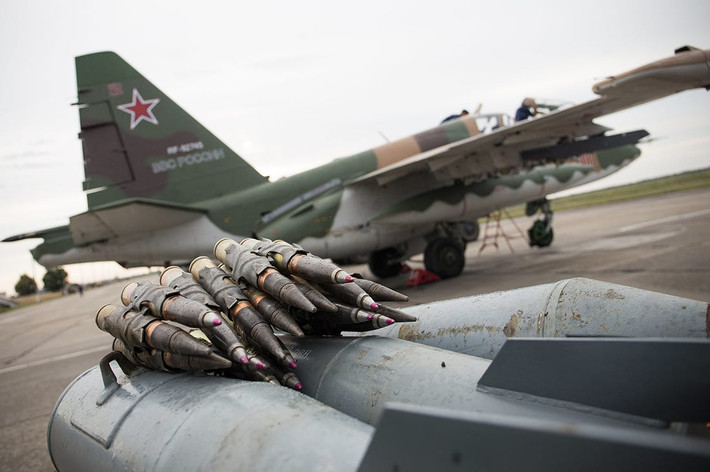 Giống như cường kích cơ A-10 của Mỹ, vũ khí chính của Su-25 cũng là một khẩu pháo tự động 30mm. Tuy nhiên khẩu pháo của Su-25 lại là pháo tự động hai nòng, cung cấp hỏa lực cực kỳ dày đặc. Nguồn ảnh: BMDP.