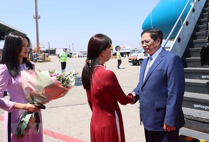 Đại sứ Việt Nam tại Brazil Phạm Thị Kim Hoa đón Thủ tướng Phạm Minh Chính tại Sân bay Quốc tế São Paulo-Guarulhos. (Ảnh: Dương Giang/TTXVN).