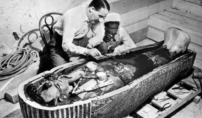 Có nghi vấn cho rằng, Tutankhamun có thể đã bị chôn trong một ngôi mộ nhỏ hơn và người kế vị Ay sử dụng lăng mộ của mình.