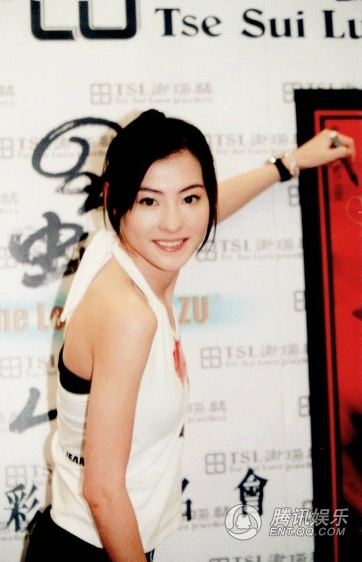 Theo QQ, thời điểm thực hiện bộ ảnh này là khi Trương Bá Chi mới chia tay với bạn trai là nam diễn viên Trần Hiểu Đông. Cặp đôi từng có quan hệ tình cảm và dọn về ở chung được 1 năm. Mặc dù sau đó truyền thông vẫn dấy lên tin đồn chuyện tình Đông - Chi khiến ảnh hưởng không ít đến tên tuổi của 'ngọc nữ'.