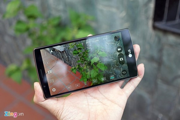 Camera chính của LG G4 có độ phân giải 16 MP, cảm biến Color Spectrum mới cho khả năng chụp ảnh thiếu sáng tốt hơn LG G3. Trình chụp ảnh cũng bổ sung chế độ chụp ảnh thủ công với nhiều thông số tùy chỉnh như cân bằng trắng, bù trừ sáng, tốc độ màn trập, ISO...