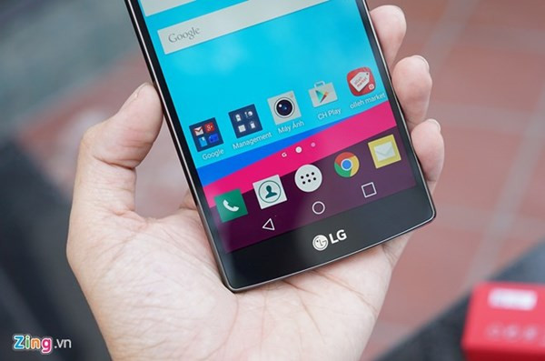 Một phần diện tích màn hình được dành cho ba phím điều hướng ảo trên Android 5.1. Máy dùng chip Qualcomm Snapdragon 808 6 nhân tốc độ 1,8 GHz, RAM 3 GB, bộ nhớ trong 32 GB và pin 3.000 mAh có thể tháo rời.