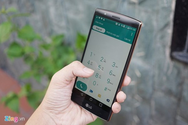 Giao diện phẳng của máy không khác nhiều so với LG G3.