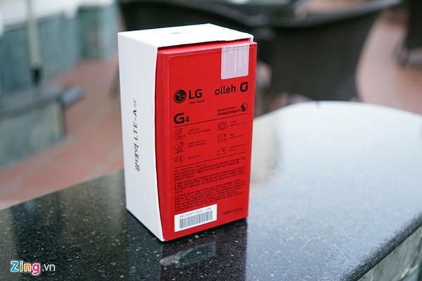 Hộp của LG G4 không khác nhiều so với các máy LG cao cấp trước đây, với những gam màu sặc sỡ.