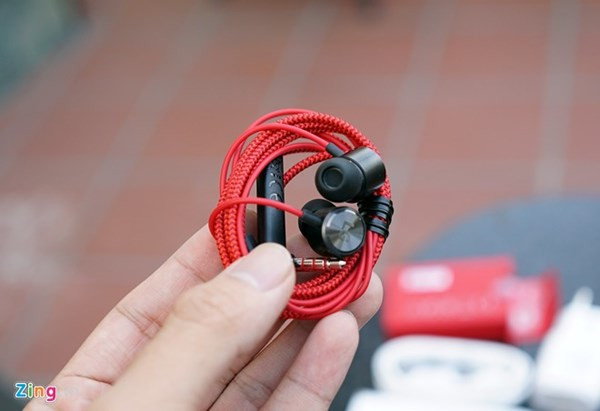 LG cũng cung cấp cho người dùng G4 tai nghe Quad Beat 3 thế hệ mới với dây được tết xoắn, chất lượng âm thanh được nâng cấp.