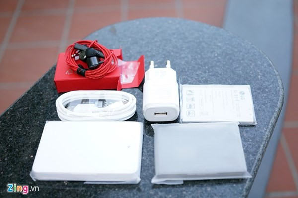 Là phiên bản từ nhà mạng Hàn Quốc, máy đi kèm rất nhiều phụ kiện như dock sạc rời, hộp đựng pin rời...