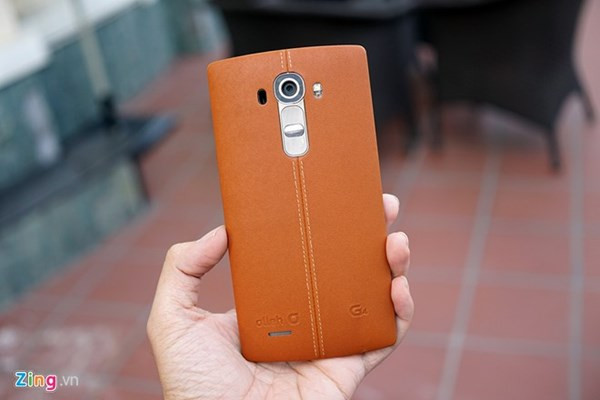 Đây là LG G4 phiên bản có mặt lưng bằng da. Mặt lưng máy không quá mềm như da trên các phụ kiện thời trang.