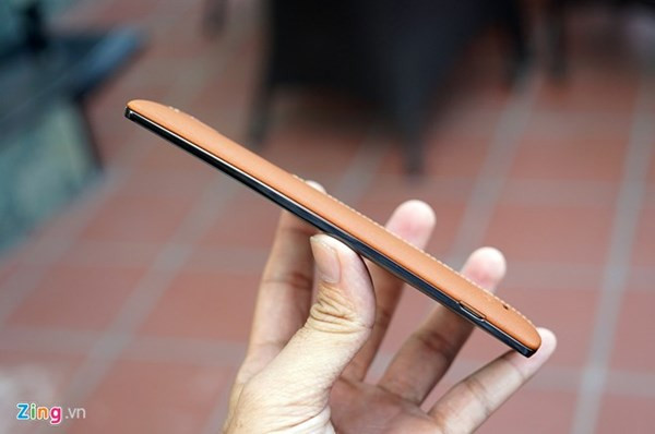 Máy hơi cong, gợi nhớ đến cảm giác cầm LG G Flex trước đây.