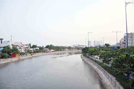 Trước tình trạng đó, kế hoạch cải tạo dòng kênh huyết mạch của thành phố được đưa ra. Năm 2001, dự án khởi công. Và một kế hoạch dài hơi nhằm khôi phục vẻ mỹ lệ năm xưa của tuyến đường thủy quan trọng này đã được TP.HCM thực hiện suốt 10 năm qua. Giai đoạn 1 của dự án hoàn thành, tình trạng ngập nước và ô nhiễm ở lưu vực bắc kênh Tàu Hủ - Bến Nghé thuộc các quận 1, 3, 4, 5, 6, 8 và 10 được xử lý về cơ bản. Nước dòng kênh dần trong trở lại.
