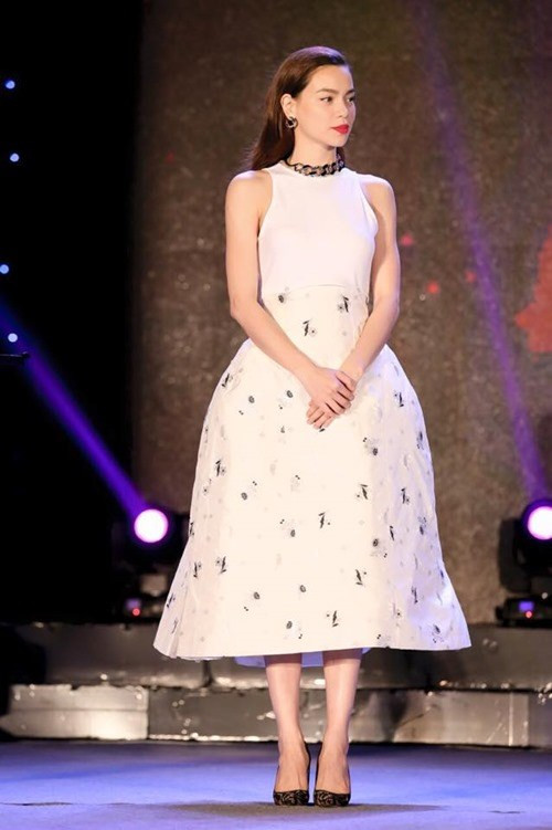 Được biết, trang phục Haute Couture của Dior luôn là niềm ao ước của mọi cô gái trên thế giới đặc biệt, các ngôi sao Hollywood cũng cực kỳ yêu thích thiết kế đẳng cấp và tinh tế này.