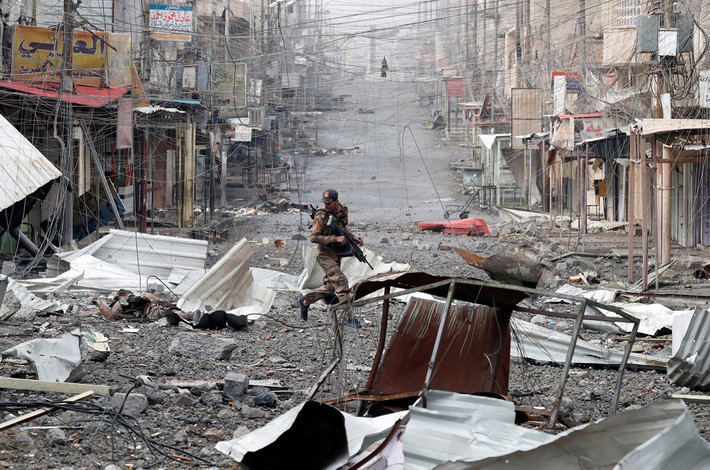 Lực lượng đặc nhiệm Iraq chạy vọt sang đường ở Mosul trong cuộc giao chiến với nhóm IS. Ảnh The Atlantic