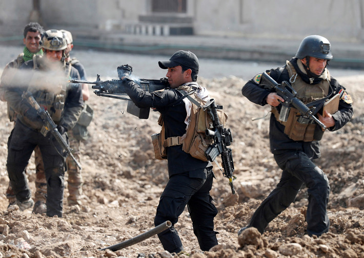 Cảnh lực lượng Iraq bắn đạn xối xả về hướng IS trên đường phố Mosul. Ảnh The Atlantic