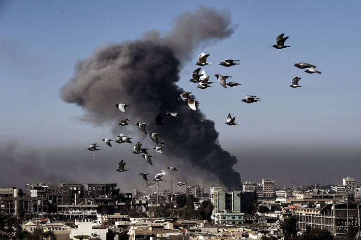 Khói đen bốc lên nghi ngút ở chiến trường đánh phiến quân IS ở tây Mosul hôm 6/3/2017. Ảnh The Atlantic