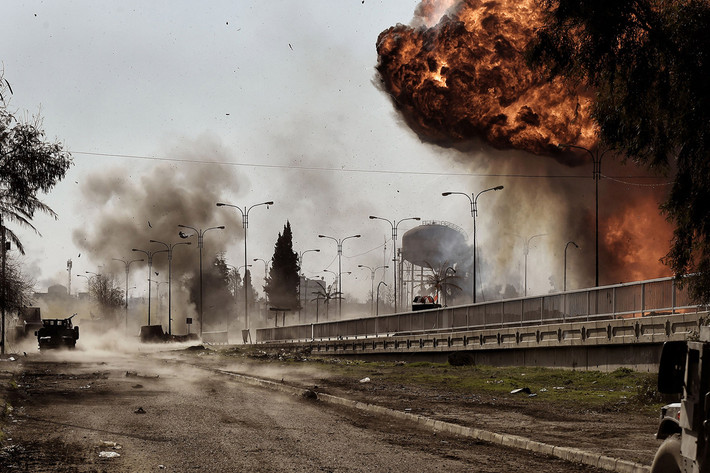 Khói đen bốc lên sau một vụ nổ bom xe ngày 5/3 ở Mosul. Ảnh The Atlantic