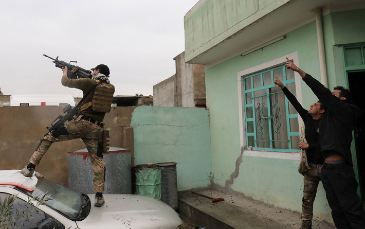 Một cuộc giao chiến giữa hai bên ở tây Mosul. Ảnh The Atlantic