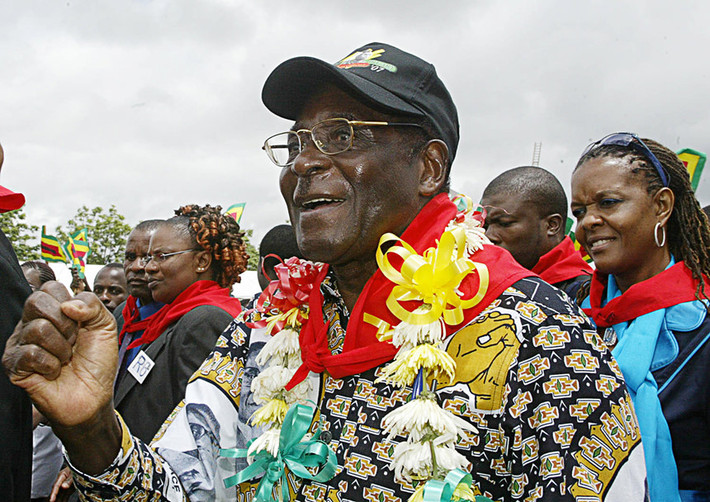Khi còn tại vị, ông Mugabe thường mừng sinh nhật bằng một bài phát biểu dài và mặc những bộ đồ trang trí hình ảnh chính mình trong những bữa tiệc xa hoa. Tuy nhiên sau khi ông bị lật đổ tháng 11/2017, các hoạt động mừng sinh nhật cựu Tổng thống Zimbabwe đều bị hủy.