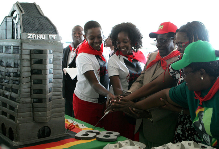Cựu tổng thống cắt bánh trong một buổi lễ khác vào sinh nhật lần thứ 89. Sinh nhật ông Mugabe được chọn làm ngày Thanh niên Quốc tế Robert Mugabe. "Đó là ngày để chúng ta tri ân cựu tổng thống", Simon Khaya Moyo, người phát ngôn của đảng cầm quyền ZANU-PF, nói. "Đảng sẽ gửi đến ông lời chúc tốt đẹp nhất và bánh sinh nhật".