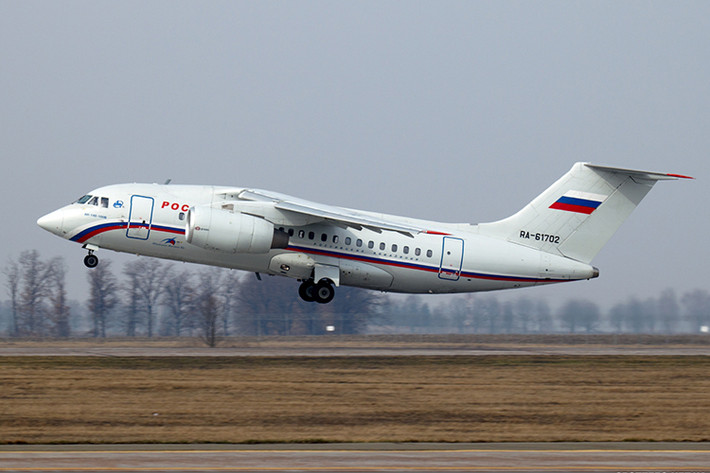 An-148 thiết kế với kiểu cánh đơn đặt cao trên thân với động cơ tuốc bin phản lực cánh quạt đẩy Ivecheko Progress D-346-158 (tốc độ 800-900km/h) đặt trên các mấu dưới cánh. Kiểu bố trí này nhằm bảo vệ động cơ và cấu trúc cánh chống lại hư hại từ các vật thể lạ. Ảnh: Wikimedia.