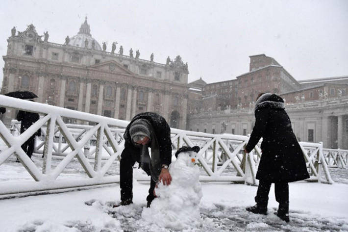 Quảng trường Thánh Phêrô trung tâm Vatican chìm ngập trong tuyết trong đợt lạnh kỷ lục. Ảnh: The Local.