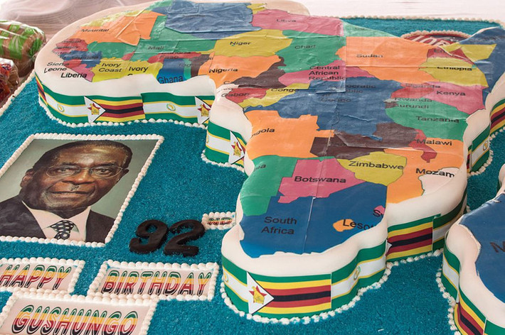 Chiếc bánh hình châu Phi trong sinh nhật lần thứ 92 của ông Mugabe năm 2016. Robert Mugabe lên cầm quyền tại đất nước Zimbabwe kể từ khi đất nước giành độc lập từ tay người Anh năm 1980. Sinh nhật cựu tổng thống từ lâu đã không thể thiếu những chiếc bánh khổng lồ, ngay cả trong thời kỳ tình trạng thiếu lương thực khiến hàng triệu người dân bị ảnh hưởng.