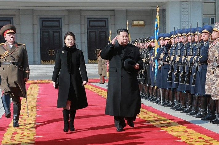 Ông Kim Jong-un và phu nhân Ri Sol-ju duyệt đội danh dự trước khi theo dõi buổi diễu binh trên quảng trường Kim Nhật Thành (Kim Il-sung) vào ngày 8/2.
