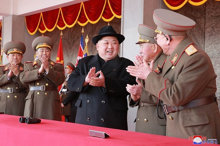 Nhà lãnh đạo Triều Tiên Kim Jong-un (áo đen) tươi cười và vỗ tay cùng 4 vị tướng hàng đầu của quân đội Triều Tiên, gồm (từ trái qua, theo NKLeadershipwatch): Bộ trưởng Các lực lượng vũ trang Pak Yong Sik, Chủ nhiệm Tổng cục Chính trị Kim Jong Gak, Tổng tham mưu trưởng Ri Myong Su, và Cục trưởng Cục Tác chiến Ri Yong Gil.
