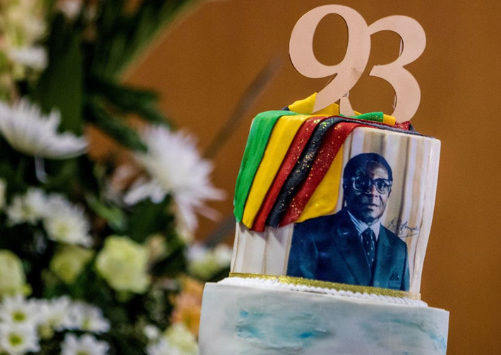 Bánh sinh nhật của cựu tổng thống vào năm ngoái. Ông Mugabe vừa xuất hiện cùng vợ trong bức ảnh chụp với chủ tịch mới của Ủy ban Liên minh châu Phi Moussa Faki Mahamat, chụp tại Harare tuần này. Đây là hình ảnh đầu tiên của ông và vợ kể từ khi từ chức.