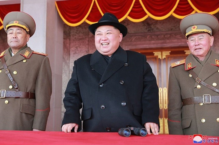 Chủ tịch Kim Jong-un tỏ ra hài lòng với cuộc diễu binh.