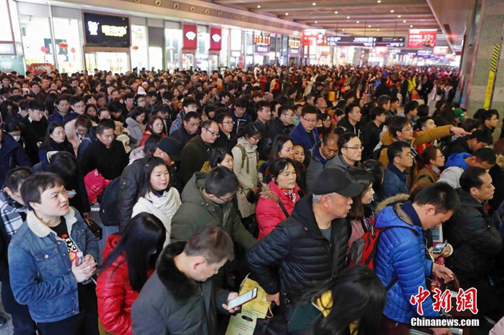 Theo China News, Tập đoàn Đường sắt Trung Quốc ước tính hành khách đi tàu ngày mùng 6 Tết (21/2) trên cả nước đạt 11,8 triệu lượt, tăng 8,3% so với cùng kỳ năm ngoái. Ảnh: China News.