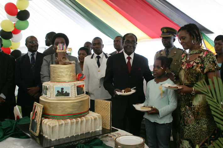 Ông Mugabe cùng gia đình và các quan chức trong ngày sinh lần thứ 89. Dù Zimbabwe tuyên bố chọn sinh nhật của cựu tổng thống làm ngày quốc lễ gần một tuần sau khi ông Mugabe miễn cưỡng chấp nhận từ chức, không khí lễ hội quen thuộc suốt gần 37 năm ông cầm quyền vào ngày này đã biến mất. Các văn phòng chính phủ và trường học đóng cửa, nhưng nhịp sống của người dân Zimbabwe diễn ra bình thường.