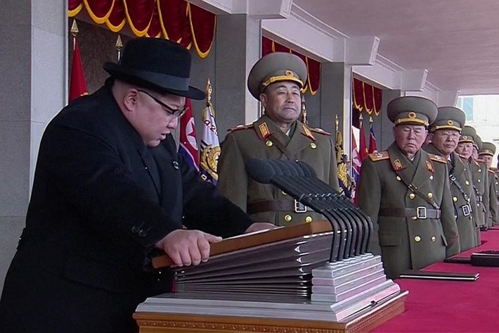 Nhà lãnh đạo Kim Jong-un đọc diễn văn chúc mừng quân đội Triều Tiên nhân 70 năm ngày thành lập lực lượng này. Bên phải ông có Chủ nhiệm Tổng cục Chính trị Quân đội Nhân dân Triều Tiên Kim Jong Gak, theo NKLeadershipwatch.