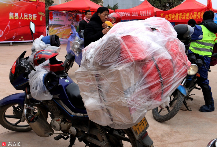 Hành lý được bọc nilông cẩn thận.