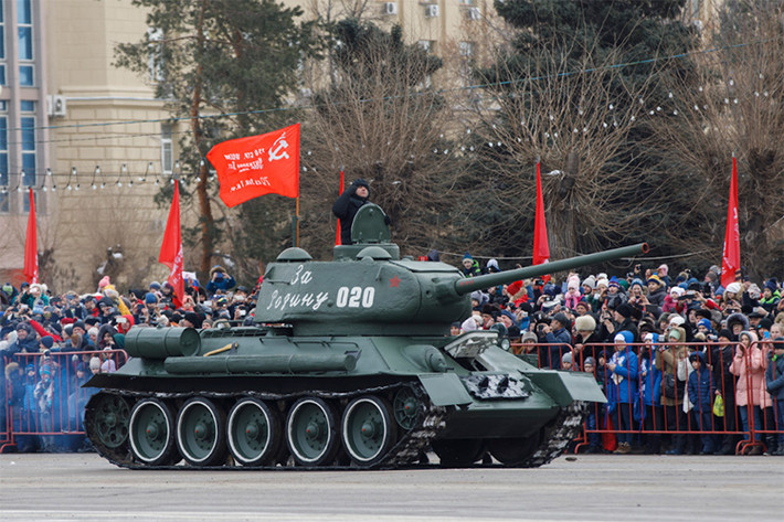 Tất nhiên cũng không thể thiếu sự xuất hiện của xe tăng T-34, một trong những cái tên cái tên huyền thoại trong Chiến tranh Vệ quốc vĩ đại của nước Nga. Nguồn ảnh: Bộ Quốc phòng Nga.