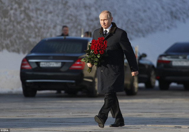 Tổng thống Putin đã cùng hàng chục nghìn người tham gia lễ kỉ niệm 75 năm trận Stalingrad kết thúc ngày 2-2. Đây được xem là cột mốc chói lọi trong công cuộc bảo vệ Tổ quốc của người Nga trong Thế chiến II.