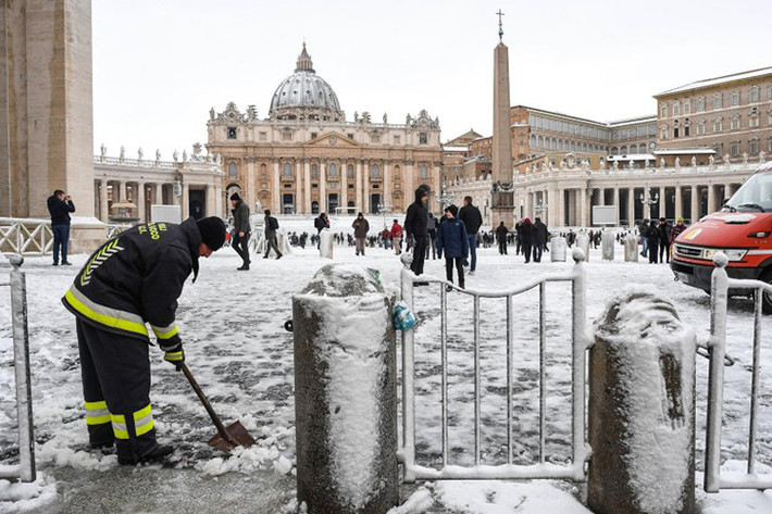 Tuy nhiên, nếu du khách có dịp đến Rome vào dịp này sẽ được khám phá một thành Rome hoàn toàn khác khi các công trình cổ ở đây được tô điểm thêm màu trắng của băng tuyết. Ảnh: RT.