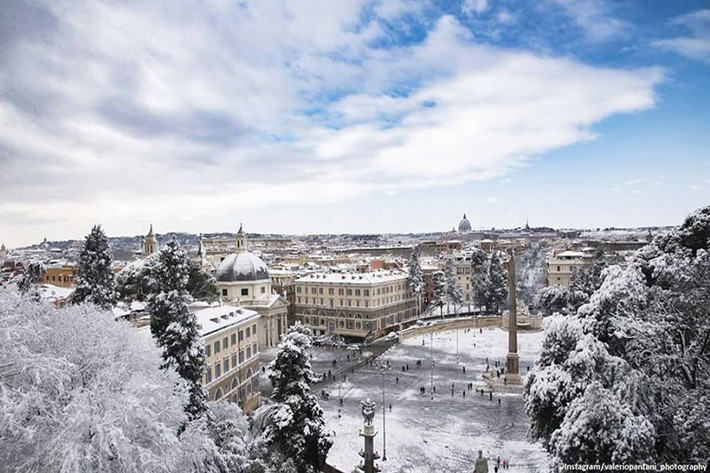 Tuyết rơi dày cùng nền nhiệt xuống thấp cũng khiến Rome đóng cửa một số địa điểm tham quan nổi tiếng của thành phố như Đấu trường La mã và Quảng trường Roman Forum. Ảnh: RT.