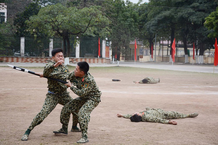 Đánh địch có trang bị.